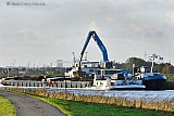 06-11-2023 Breda - Het zand dat over is van de bouw van de extra dijken ten noorden van de stad voert men per schip weer af. - Fotokrant